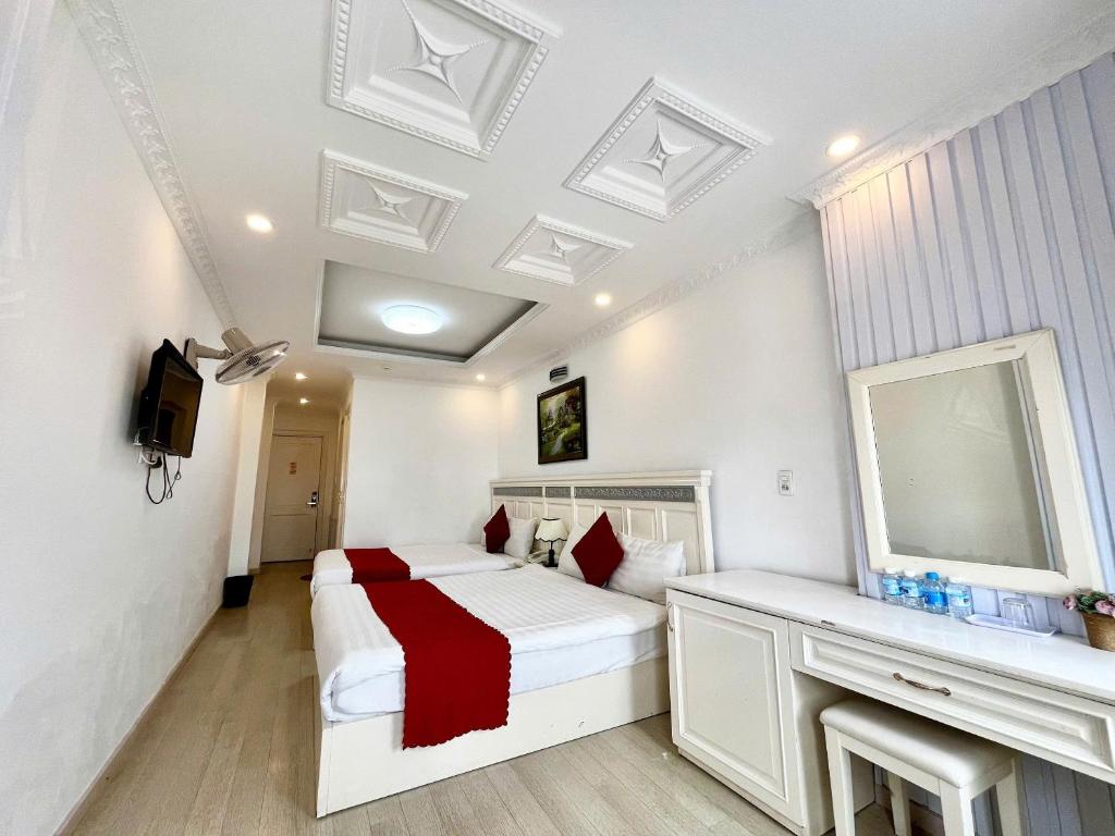 nhà nghỉ Đà Lạt gần chợ giá rẻ -KHÁCH SẠN ĐÀ LẠT TRUNG TÂM GIÁ RẺ DALAT VIEW HOTEL - cửa sổ view thành phố - datphongdalat.vn