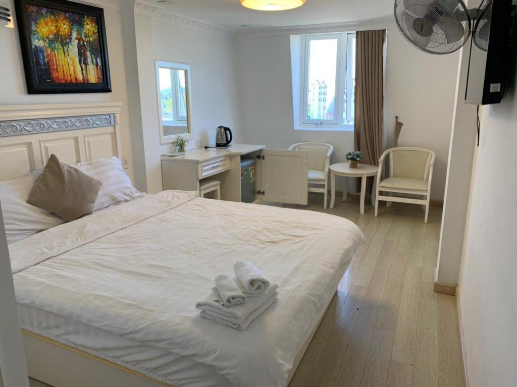 nhà nghỉ Đà Lạt gần chợ giá rẻ -KHÁCH SẠN ĐÀ LẠT TRUNG TÂM GIÁ RẺ DALAT VIEW HOTEL - cửa sổ view thành phố - datphongdalat.vn