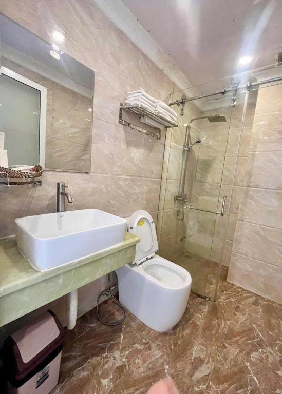 nhà nghỉ Đà Lạt gần chợ giá rẻ -KHÁCH SẠN ĐÀ LẠT TRUNG TÂM GIÁ RẺ DALAT VIEW HOTEL - cửa sổ view thành phố - datphongdalat.vn