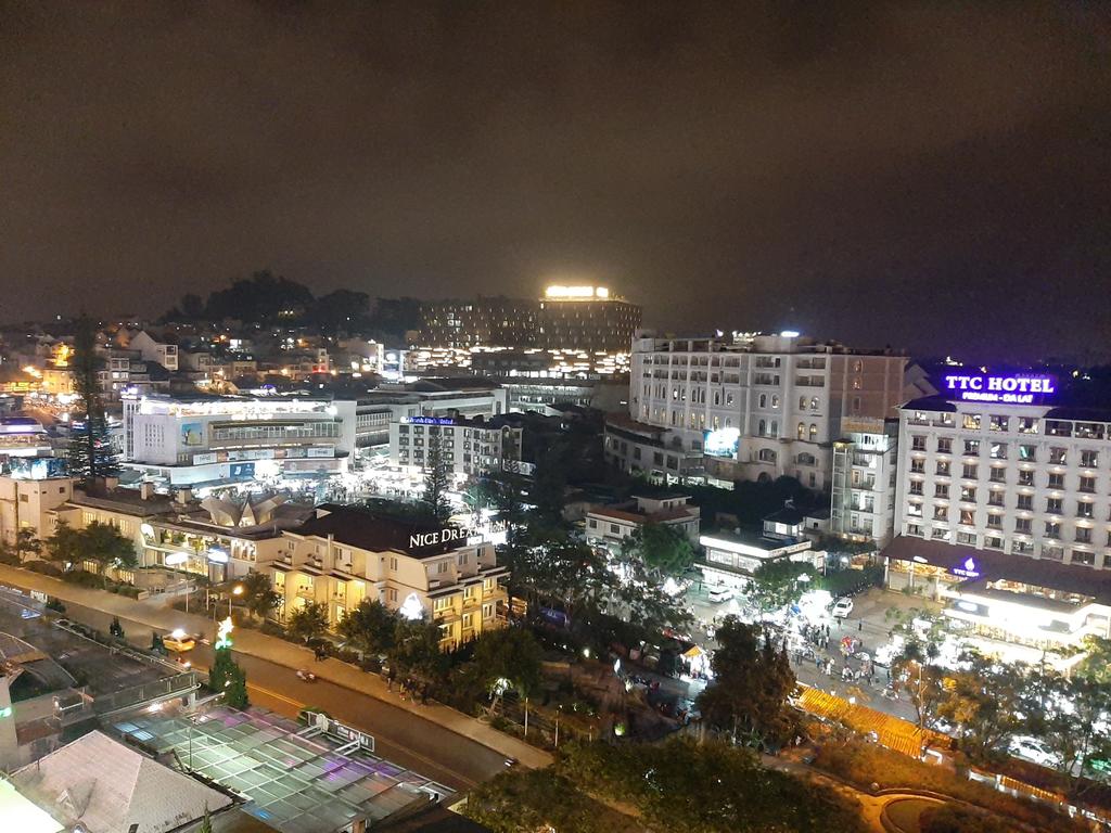 View trung tâm ngắm thành phố và chợ của khách sạn Dạ Lan Đà Lạt gần chợ giá rẻ