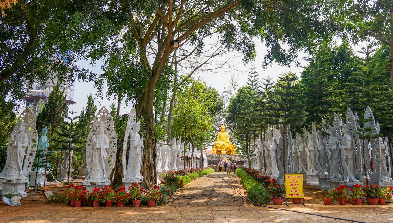Tượng Phật Thích Ca dát vàng tại chùa Linh Ẩn. Tour 1 ngày Đà Lạt 2023